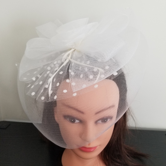 Elegant White Fascinator Hat - Picture 1 of 3